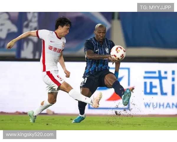 武汉三镇鏖战赛场激烈对决展现球队坚韧意志与城市足球精神