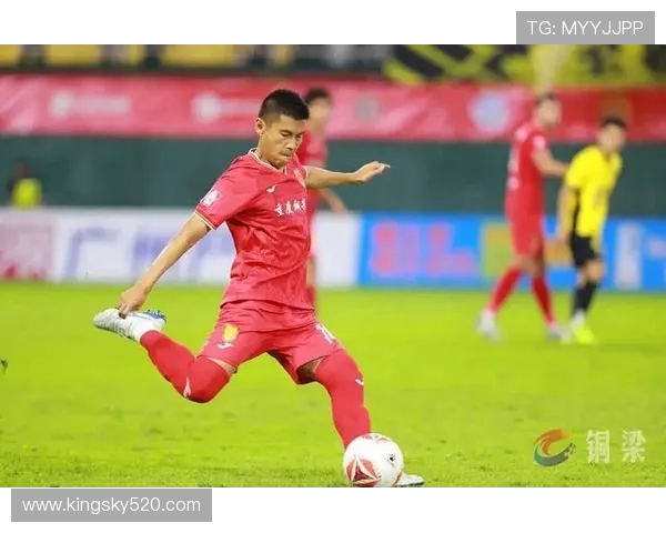 重庆足球队强势崛起荣登足球状态排行榜第四名引发热议